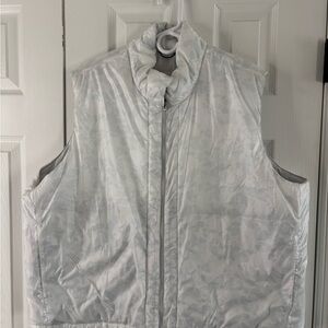 Nike Women's Reversible Golf Puffer Best Jacket: White Camo/White